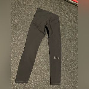 Fleo El Toro 25” Black - Romey leggings Size Medium